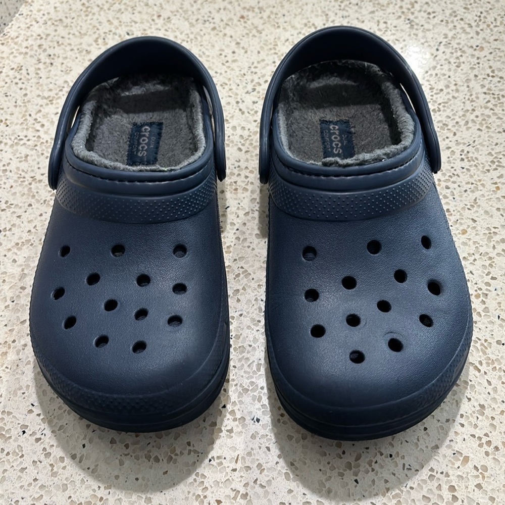 Unisex Navy kids lined crocs size 2